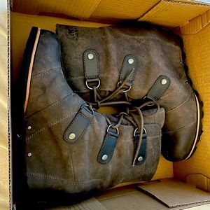 Joan of Arctic Wedge Mid 9.5.